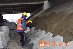 ”正在桥梁施工现